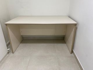Mesa de oficina de madera color beige