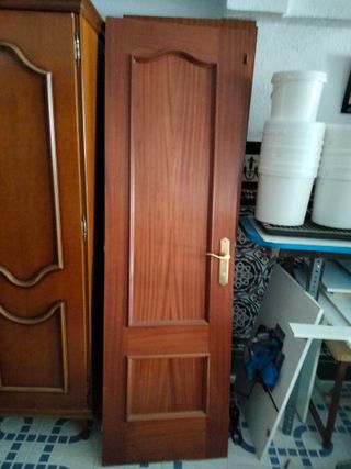 Puertas de madera con manilla dorada