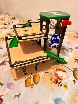 Garaje coches y vía tren madera