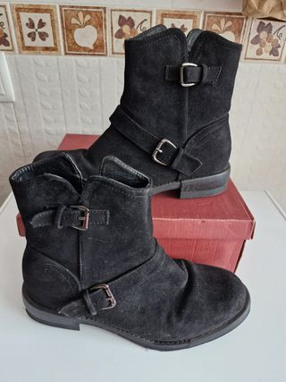 Botas de mujer negras con hebillas