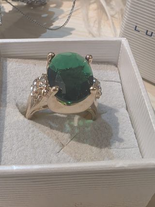 Anillo dorado esmeralda