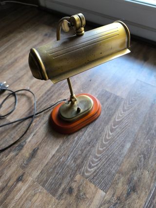 Lámpara de escritorio dorada y madera