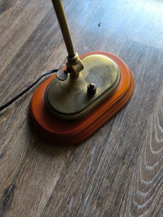 Lámpara de escritorio dorada y madera