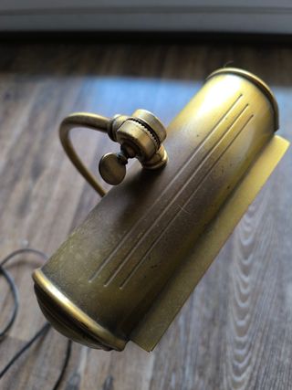 Lámpara de escritorio dorada y madera