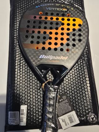 Pala Bullpadel Vertex 04 Hybrid 25.
