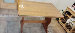 Mesa de madera con cristal
