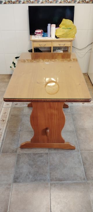 Mesa de madera con cristal