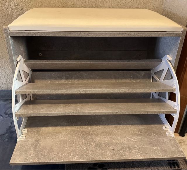 Scarpiera moderna beige e grigio