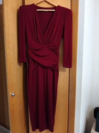 Vestido estilo Velvet burdeos con hombreras
