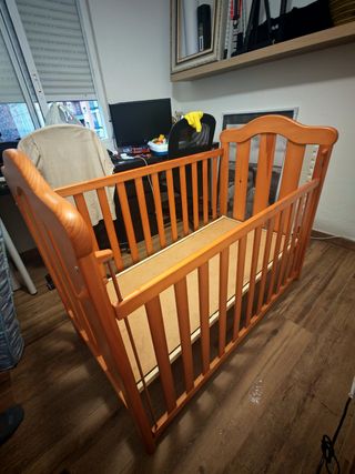 Cuna de madera para bebé en buen estado, 