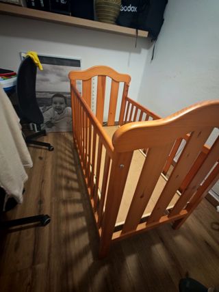 Cuna de madera para bebé en buen estado, 