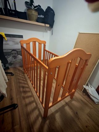 Cuna de madera para bebé en buen estado, 