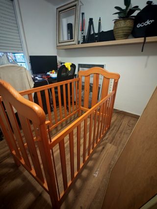 Cuna de madera para bebé en buen estado, 