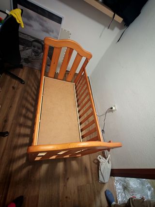 Cuna de madera para bebé en buen estado, 