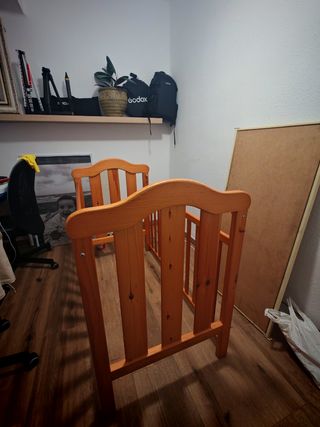 Cuna de madera para bebé en buen estado, 