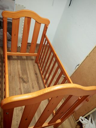 Cuna de madera para bebé en buen estado, 
