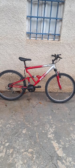 Bicicleta de montaña Iron Tank roja y plateada