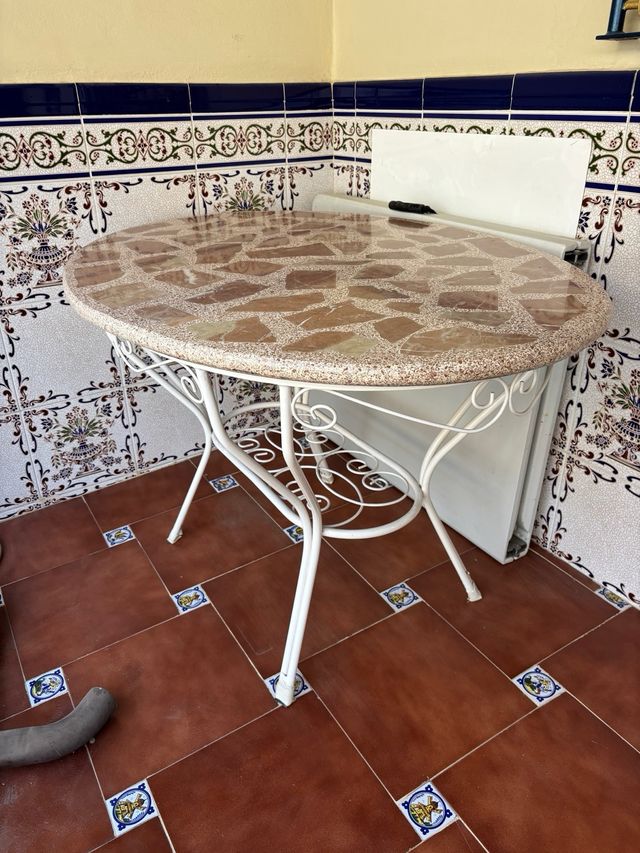 Mesa redonda forja blanca y mármol burdeos 85x120