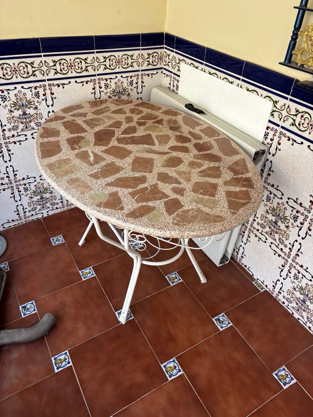 Mesa redonda forja blanca y mármol burdeos 85x120