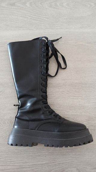 Botas altas negras con cordones
