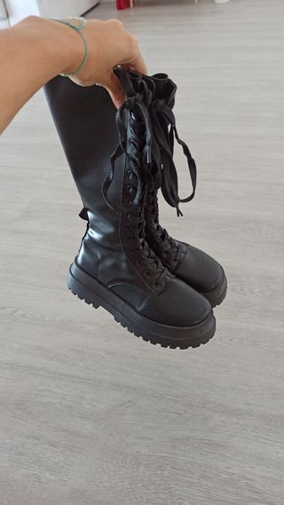 Botas altas negras con cordones