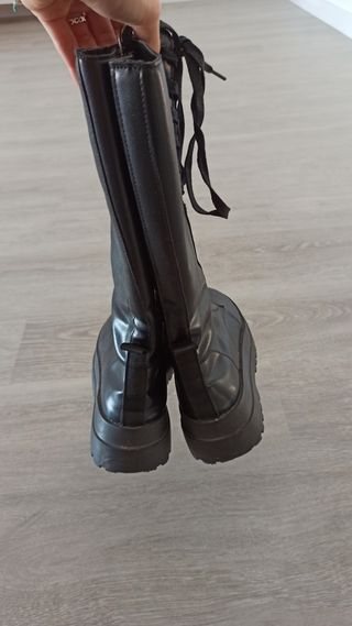 Botas altas negras con cordones