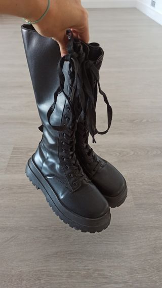 Botas altas negras con cordones