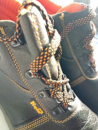 Botas de seguridad Kapital negras y naranjas