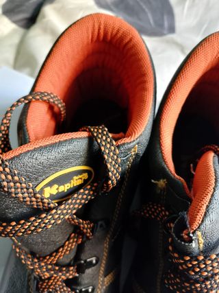 Botas de seguridad Kapital negras y naranjas