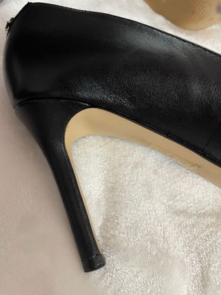 zapatos marca Guess  talla 36 equivale a un 37