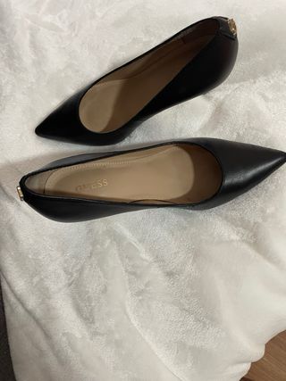 zapatos marca Guess  talla 36 equivale a un 37