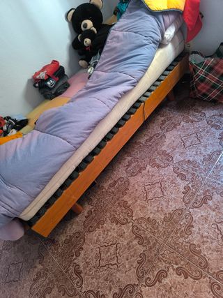 Cama articulada de madera y otra normal son pareja