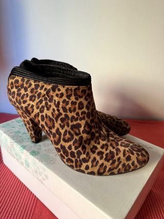 Botines tacón estampado leopardo