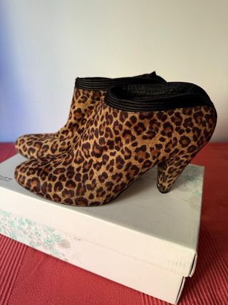 Botines tacón estampado leopardo