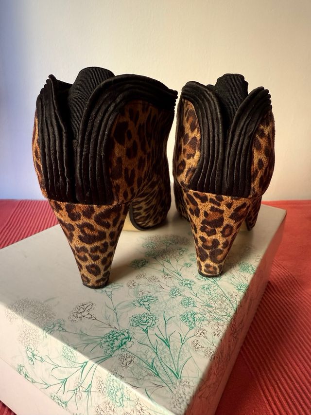Botines tacón estampado leopardo