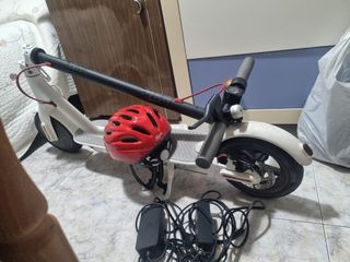 Patinete Eléctrico Blanco + Casco Rojo