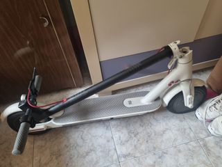 Patinete Eléctrico Blanco + Casco Rojo