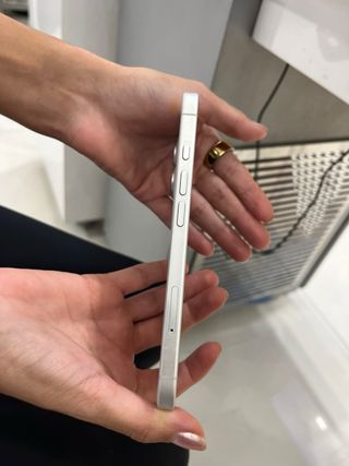 iPhone 16 128GB Blanco Impecable + Fundas