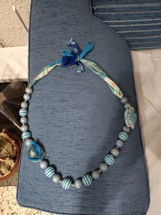 Collar de bolas azules y tela