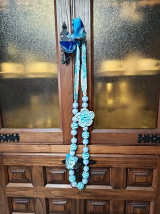 Collar de bolas azules y tela