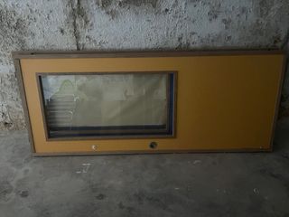Puerta corredera con ventana