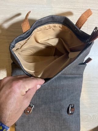 Bolso.-mochila en gris y cuero.