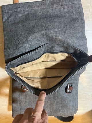 Bolso.-mochila en gris y cuero.
