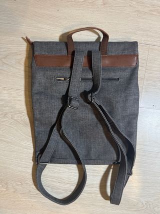 Bolso.-mochila en gris y cuero.