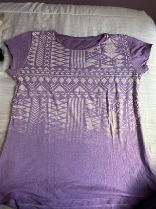 Camiseta corta morada con estampado tribal