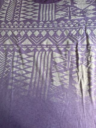 Camiseta corta morada con estampado tribal