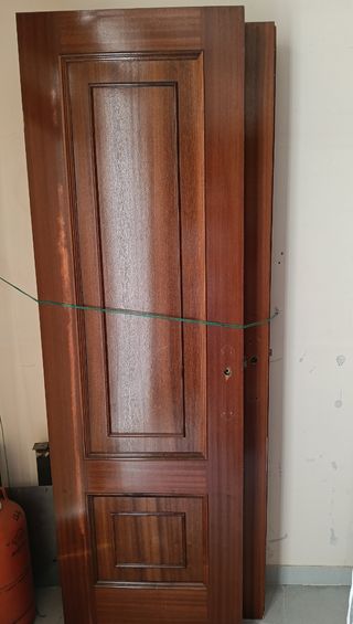 Puertas de madera color sapelly