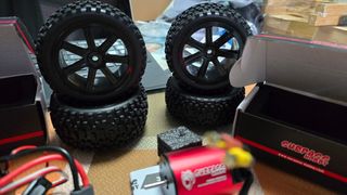 Combo Motor sin escobillas + ESC 60A + 4 Ruedas RC