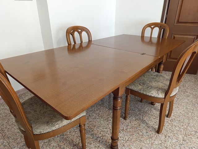 Tavolo in legno completo di sedie 