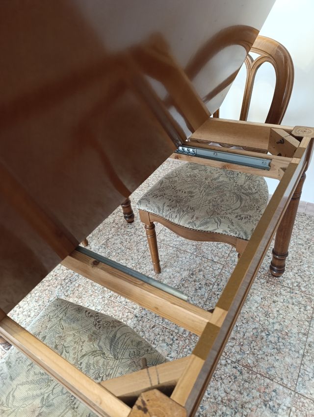 Tavolo in legno completo di sedie 